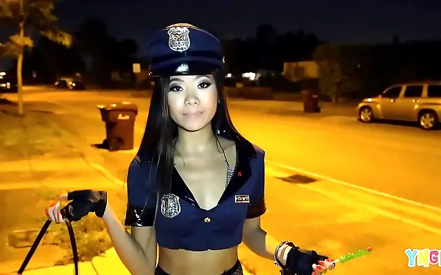大尺度吃 国产 Vina Sky dresses as a cop and fucks outdoors on Halloween