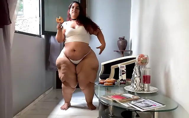 Frenzied curves collide as Latina feedee shakes her massive round ass