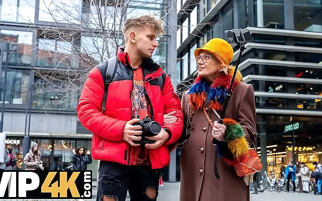 拍自拍 偷拍视频 日韩一区 Intense Prague Pickup Granny Sucks Dick and Fucks Hard Outdoors