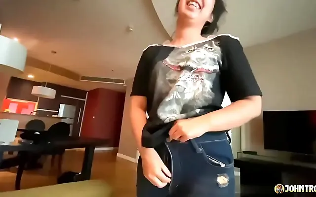 国色 在线影院 进去 v一区二区 Beneath the Desk Chinese Maid Satisfies Her White Boss Before Work