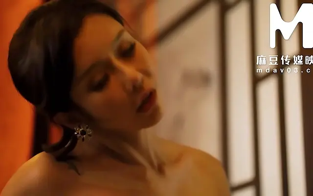 Bedridden beauty rides hard with a sultry tattooed tease and milky curves