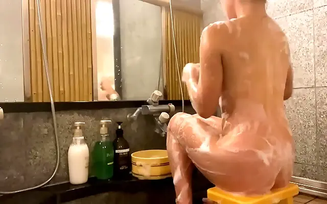 日本人妻 全过程 韩国大尺度 肉肉 Standing in the steaming onsen let's cleanse each other tonight