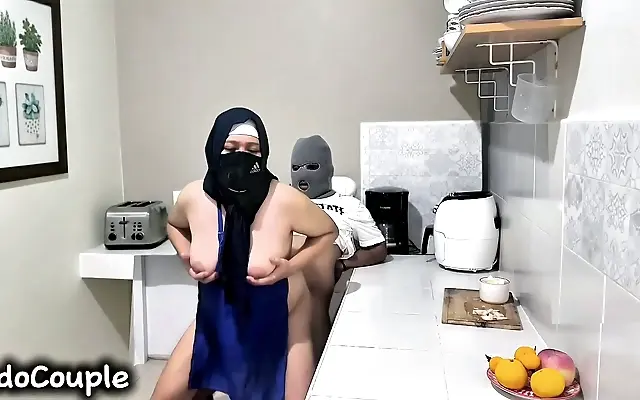 进出 偷拍自 五月 Curvy wife in lace lingerie gives a blowjob in the kitchen