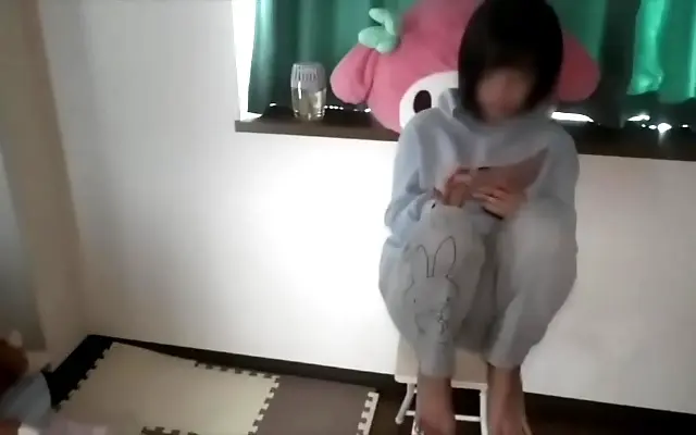 四区 爽小说 4卡5卡 Spreading her legs wide she teases her wet pussy with fingers and toys