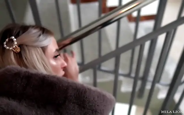 Tattooed blonde gives a blowjob in the hallway and almost gets caught