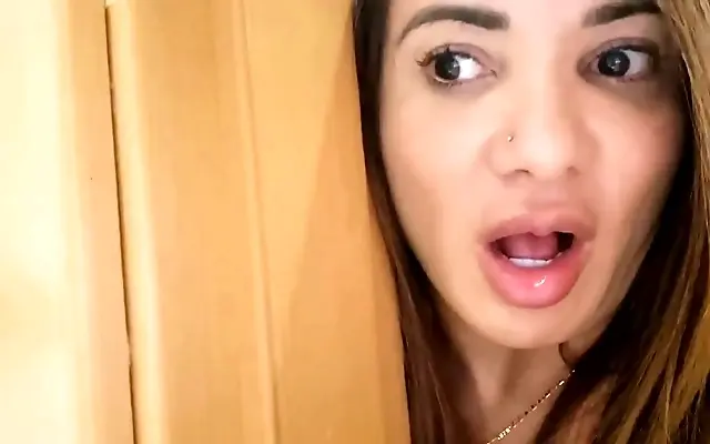 免费看黄 +影音先锋 喷潮 精品秘 Close-up view of sexy latina housewife catching her half cousin in the bathroom