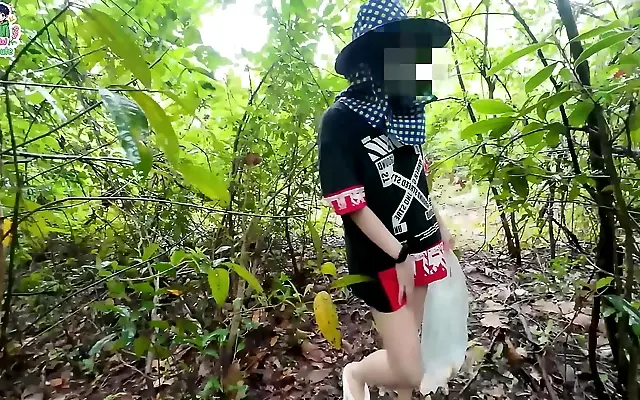 Thai Babe Shows Off Her Pink Pussy In Public Field Fantasies