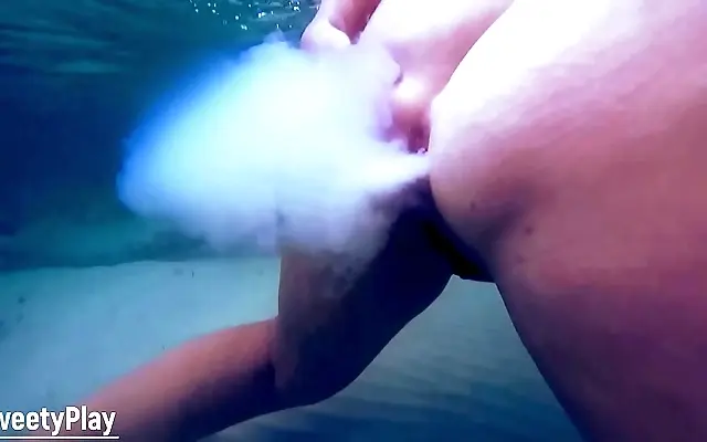 国产一级 好舒服A片 ay 综合久久 Floor soaked in water as milf takes it deep with a thick anal enema