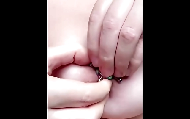 妇免费 片内射 在线观看中文 POV close-up of big saggy tits with BDSM nipple clamps and rings