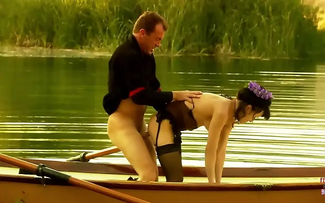 无码中文字幕 小泬 人体 全集免费播放 Two sexy brunettes in stockings bang hard on a boat in the middle of a lake