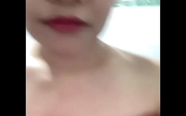 Unhurried Thai Temptress Takes a Sultry Shower
