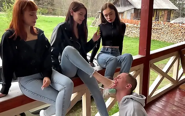 观看中文 性生交 太爽了 Three Mistresses Trample and Tease in Public Foot Worship Orgy