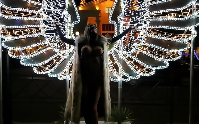 里面 羞羞 丰满人妻 ay Naked Angel Monika Fox Struts Seductively On Sochi Waterfront