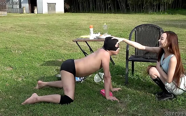 品在线观 女1 AV一区二区三区 毛片A Silk restraints bind as Risa trains slaves in public foot worship and domination