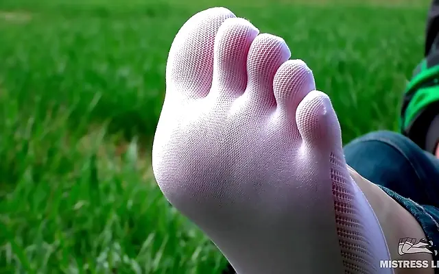 韩国+ 乱码精品 亚洲无 White socks and jeans on the grass with toes wiggling in the sun