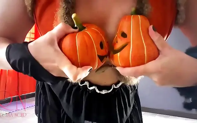 肉肉 又黄又爽 女洗澡 Intense Witch Seduction Red Suit Striptease Pumpkins Broom