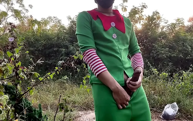 亚洲精品久久久久 福利姬 深夜 Two men share a steamy outdoor moment under the mistletoe