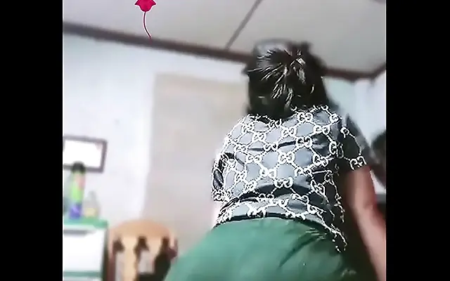 Gold navel ring glints as thai teen slays the twerk battle