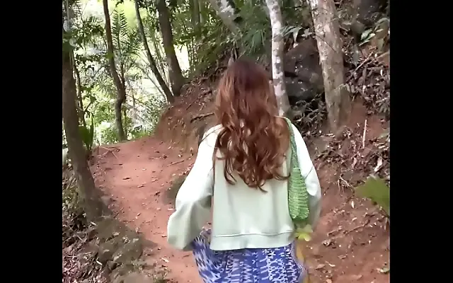 高清+ 变态 日本高清 Pierced lips wrapped around cock beneath the forest canopy