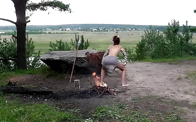 进女人 乱子 女的 美女图片+ Rides the ancient urge in outdoor mature bliss