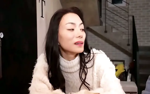 公妇 电影在线观看 免费一 分钟免费 Stepmom Licks and Fucks Her Stepson in the Bedroom