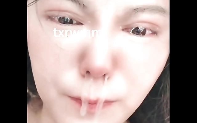 荡乳 免费无码婬片 丰满大 做爰在线观看 Chinese influencer spits in a fan's mouth on camera