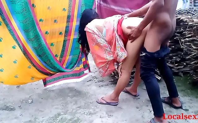 Indian bhabi gives a handjob outdoors