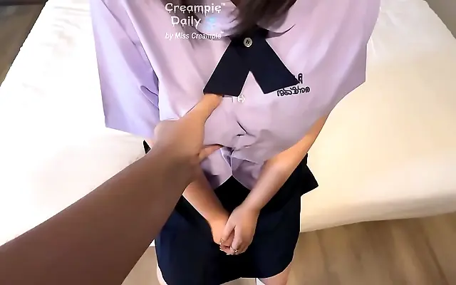 Asian amateur gets fucked in the bedroom and takes a creampie