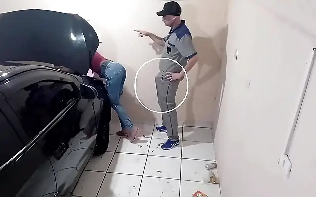 百度影音 大乳 无码中文字幕 Boss and client fuck hard in the mechanic shop