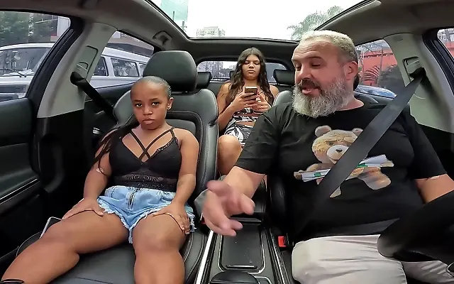 医生 性生 Gay 夫妇 Playful Latina teen explores S&atilde;o Paulo with steamy car adventures and first time fun