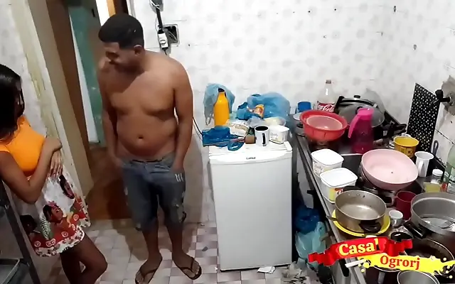 Fodendo a enteada jovem na cozinha enquanto simula ser sua filha beb&ecirc;
