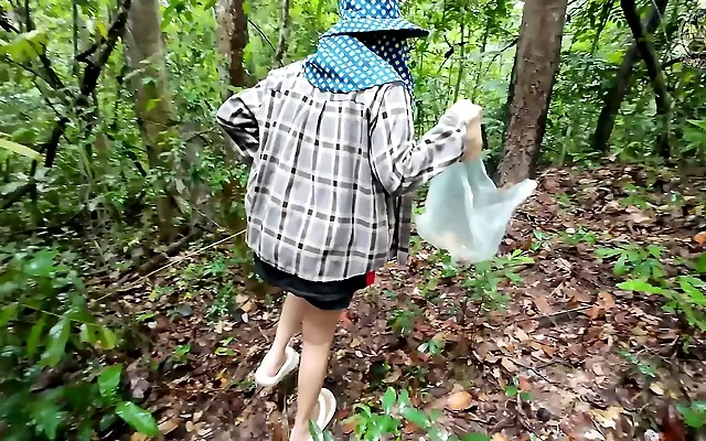 Sunlit forest stroll turns steamy as Thai babe forages and flashes deep in the woods