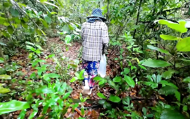 国产在线观看 久久中文字幕 女扒开 人成 Creampie explosion in the forest after wild doggystyle with a hot Thai babe