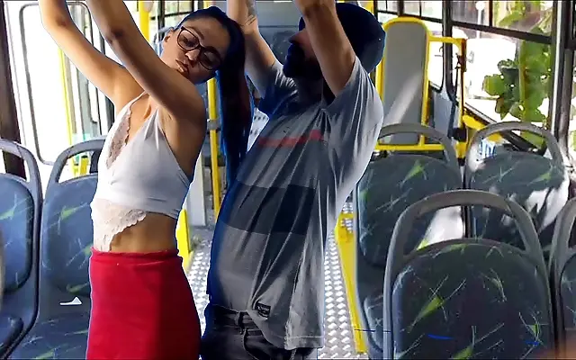大尺度吃奶 久久一区二区 +小说 扒开腿 Ruiva gets rubbed up against in crowded Japanese bus