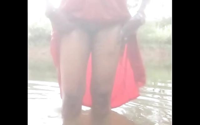 在线观看完整 未删减 日韩一区 Two strangers ignite steamy outdoor passion with wild bathing and creampie fun