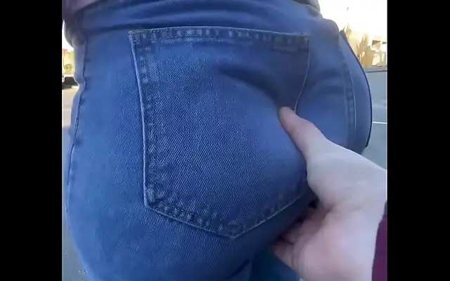 看黄 精品久久久久久 精品乱码 Couch curvy queen in tight jeans gets her thick ass groped outdoors